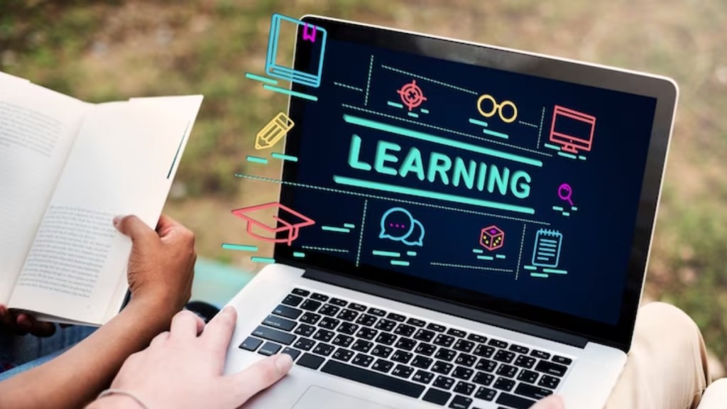 How is online schooling bridging the gap between classroom and e-learning