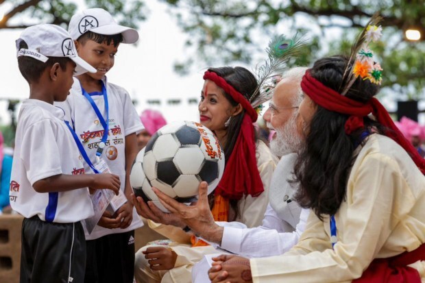 PM Modi interacting with children. (Image: PTI)