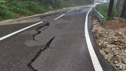 Cracks on national highway, monsoon in north India, heavy rainfall in Delhi Cracks on national highway, monsoon in north India, heavy rainfall in Delhi