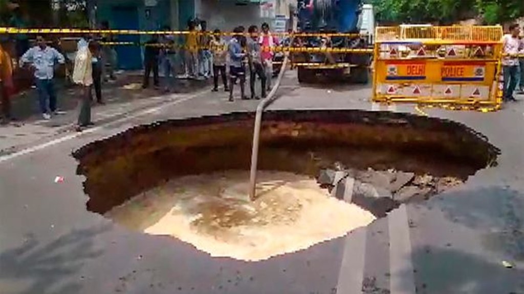 road cave in janakpuri| road cave in janakpuri|