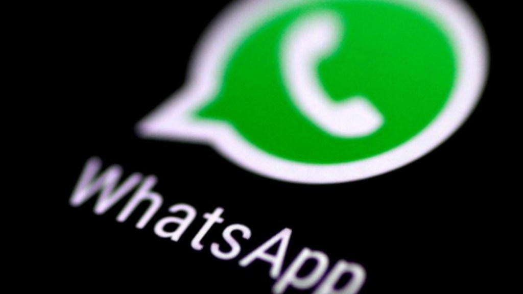WhatsApp rolls out new feature for iOS users, adds a translucent tab bar and navigation bar