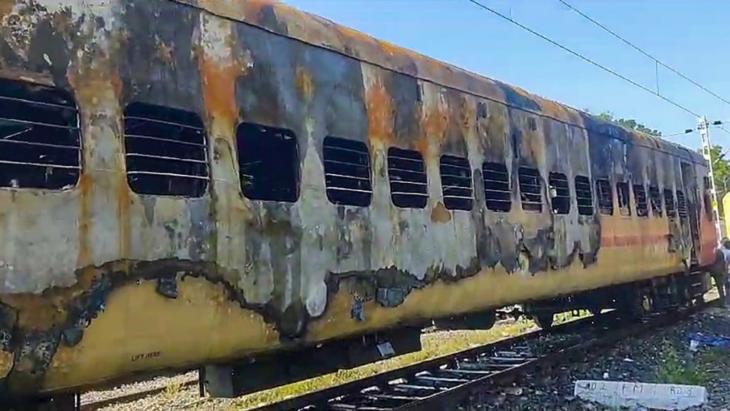 Madurai Train fire, Madurai Train fire accident, Madurai Train fire news, Madurai Train fire accident today in tamil, Madurai Train fire today, Madurai Train fire accident today, Madurai Train fire cause, Madurai Train fire train name, Madurai Train fire accident news, Madurai Train fire latest news, Madurai Train fire probe, Madurai Train fire FIR, Madurai Train fire criminal complaint, Madurai Train fire arrest, Madurai Train fire death, death toll in Madurai Train fire, Madurai Train fire CRS probe, indian railways, southern railways, drm madurai, train fire,