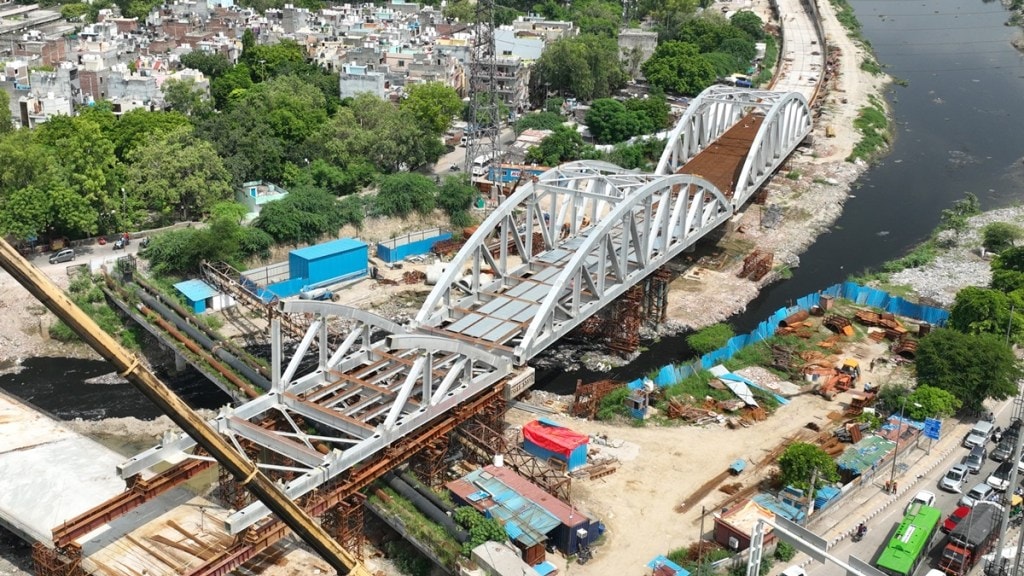 RRTS corridor, steel spans over rrts corridor, ghazipur drain, construction of steel span, special steel span,