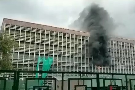 Delhi AIIMS: Fire Breaks Out at AIIMS Delhi, Patients Evacuated Safely Delhi AIIMS: Fire Breaks Out at AIIMS Delhi, Patients Evacuated Safely
