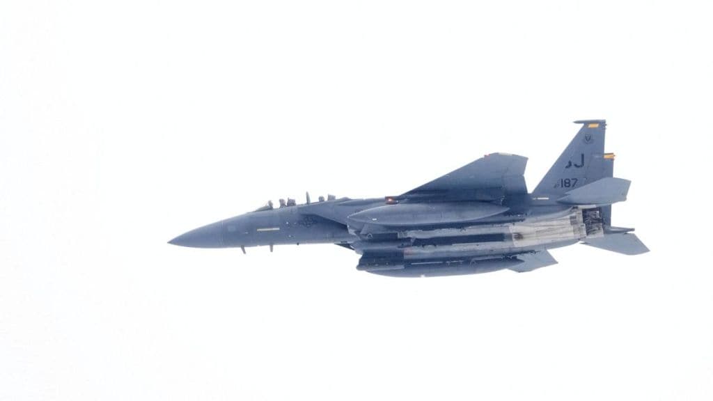 F16