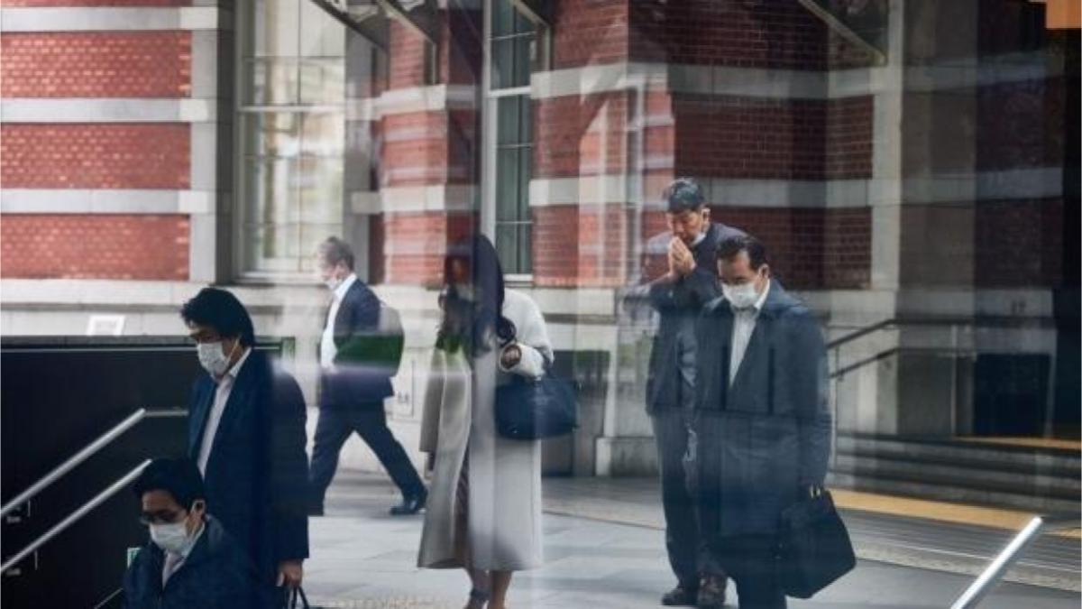 Bloomberg, Fumio Kishida, civil servants, wage negotiations, private sector