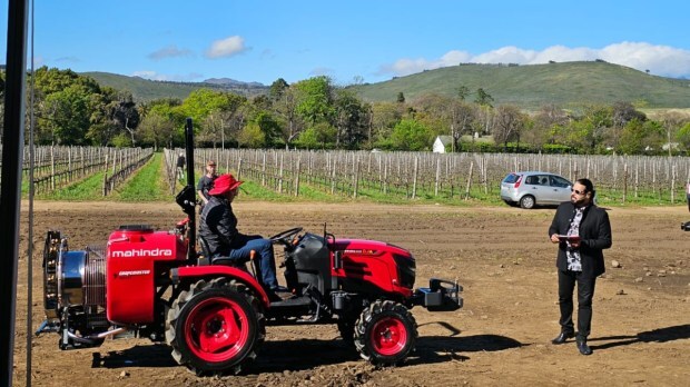 Mahindra OJA tractor