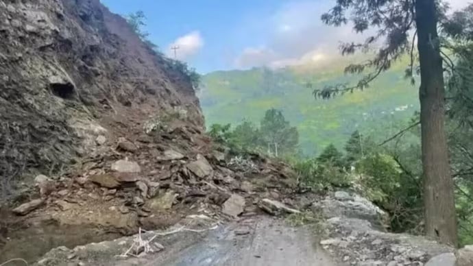 Massive landslide blocks key highway in Manipur, over 500 trucks stranded