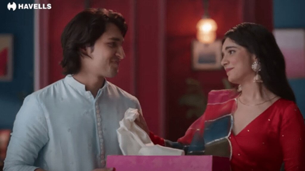 The ad captures the relationship between a brother and sister in which the sister asks her brother about the gift
