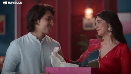 The ad captures the relationship between a brother and sister in which the sister asks her brother about the gift