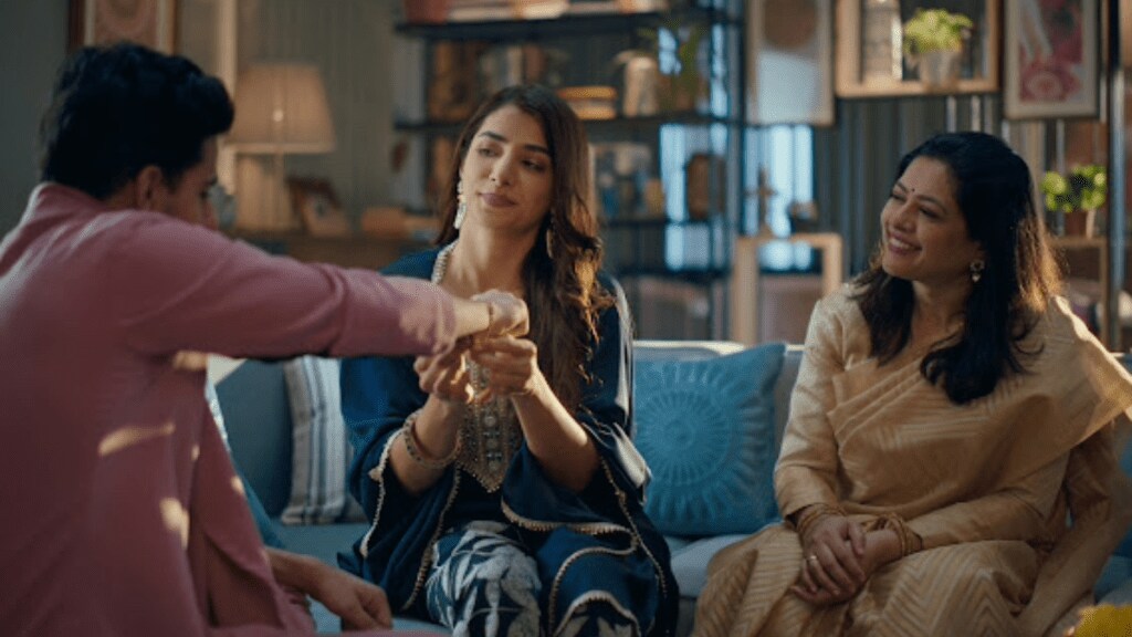 The film highlights the bond between a brother and sister by depicting the banter and mischief that ensues in the household
