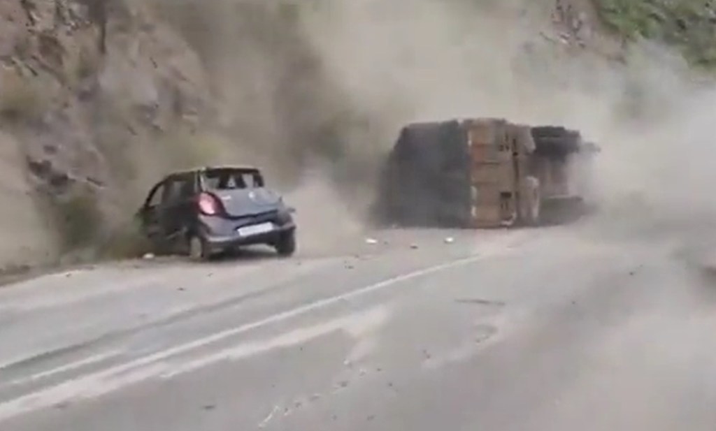 2 killed after speeding truck overturns, rams into multiple vehicles in Shimla | Video 2 killed after speeding truck overturns, rams into multiple vehicles in Shimla | Video