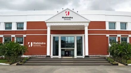 The School of Media aims to build a generation of creators and information-seekers who have futuristic capabilities.
