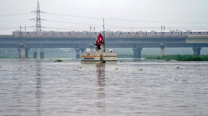 Yamuna flowing at 205.33 metres, crosses danger mark in Delhi again after heavy rains Yamuna flowing at 205.33 metres, crosses danger mark in Delhi again after heavy rains