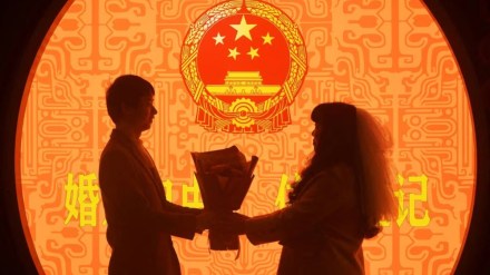 China cash reward for young couples, Chinese county offers cash reward, China bride under 25, China cash reward for couples, China news, China population decline, China population