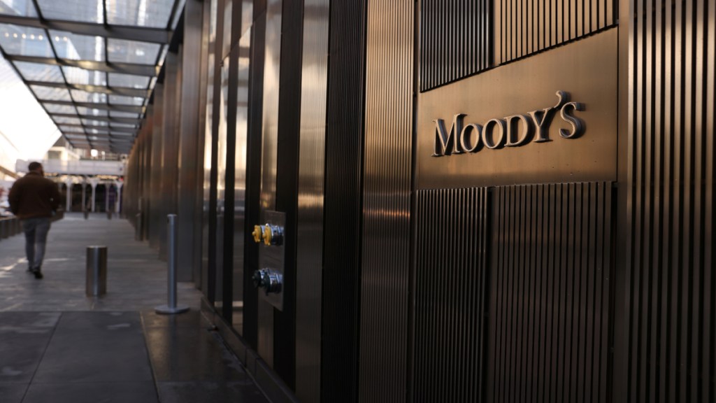 Moody's downgrades 10 US banks, US banks news, US news, Moody's news, Moody's, M&T Bank, Pinnacle Financial Partners, Prosperity Bank, BOK Financial Corp Moody's downgrades 10 US banks, US banks news, US news, Moody's news, Moody's, M&T Bank, Pinnacle Financial Partners, Prosperity Bank, BOK Financial Corp