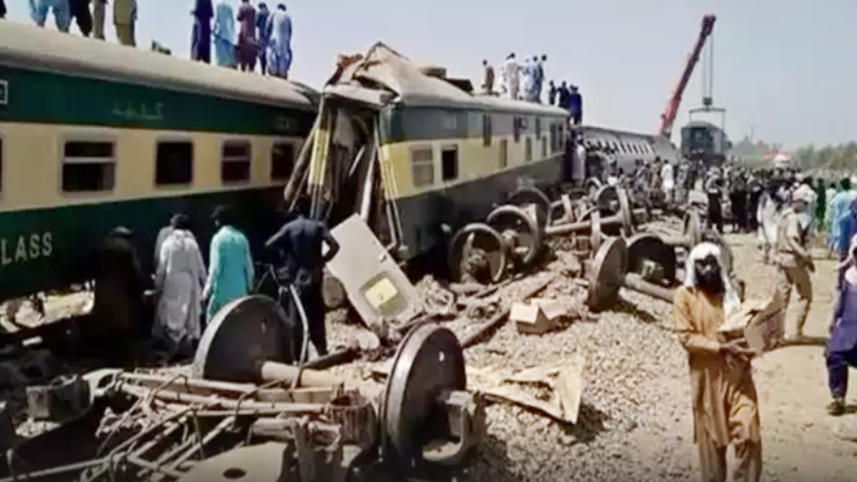 pakistan, train accident pakistan, train accident