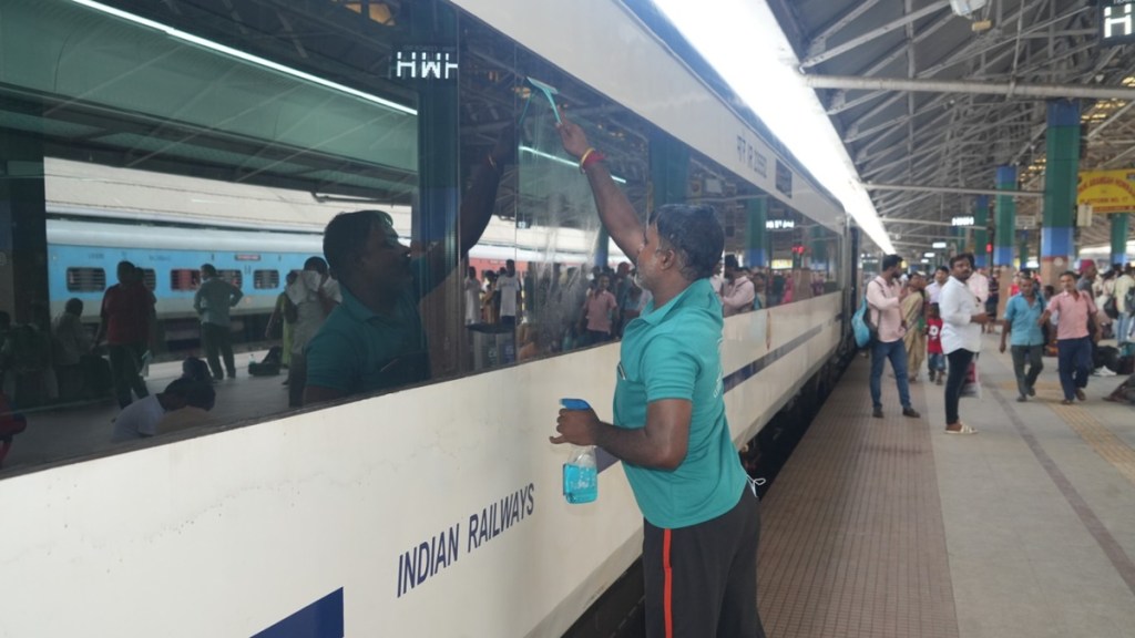 Swachhata Hi Seva, Swachhata Hi Seva 2023, Swachhata Hi Seva campaign, Swachhata Hi Seva news, Swachhata Hi Seva latest news, vande bharat, vande bharat express cleaning, 14 minutes miracle, what is 14 minutes miracle, 14 minutes miracle of vande bharat express, vande bharat express clean in 14 minutes, Swachhata Hi Seva, Swachhata Hi Seva 2023, Swachhata Hi Seva campaign, Swachhata Hi Seva news, Swachhata Hi Seva latest news, vande bharat, vande bharat express cleaning, 14 minutes miracle, what is 14 minutes miracle, 14 minutes miracle of vande bharat express, vande bharat express clean in 14 minutes,