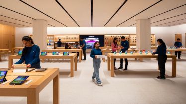 iPhone 15 now available at Apple Saket, Apple BKC, and select partners: check price, offers