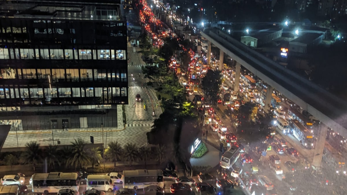 '1 km in 2 hours, 'school children reach home at night': Bengaluru hit by long traffic jam ahead of long weekend