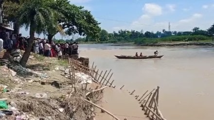 Boat carrying 30 children capsizes in Bihar's Muzaffarpur, several feared missing