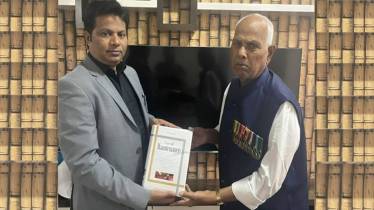 Amar Mulla with his father, Rashtrapati Awardee Shahbuddin Hussain Mulla, during the book's publication