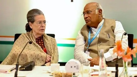 Kharge calls for unity to overthrow 'dictorial government'