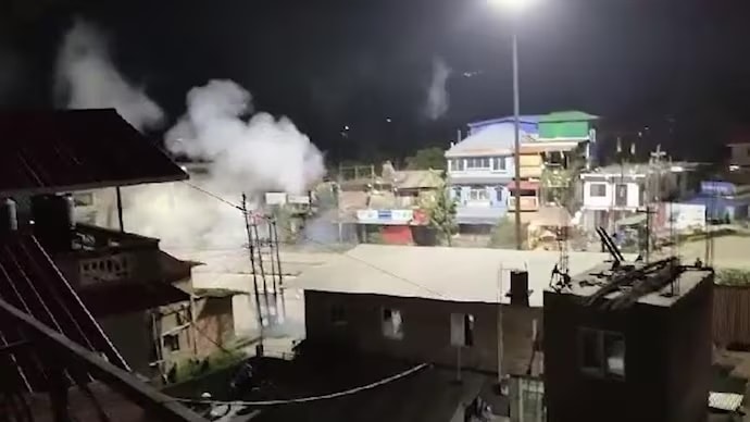 Mob tries to attack Manipur CM's family house in Imphal, security forces foil attempt Mob tries to attack Manipur CM's family house in Imphal, security forces foil attempt