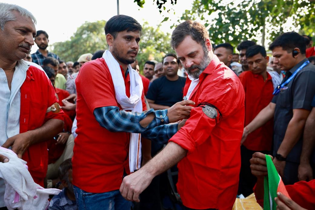 WATCH Video: Rahul Gandhi dons 'Coolie' uniform at Delhi's Anand Vihar, meets porters WATCH Video: Rahul Gandhi dons 'Coolie' uniform at Delhi's Anand Vihar, meets porters