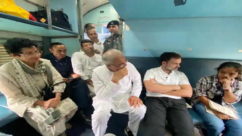 Chhattisgarh Election 2023: Rahul Gandhi takes a train from Bilaspur to Raipur, interacts with co-passengers Chhattisgarh Election 2023: Rahul Gandhi takes a train from Bilaspur to Raipur, interacts with co-passengers