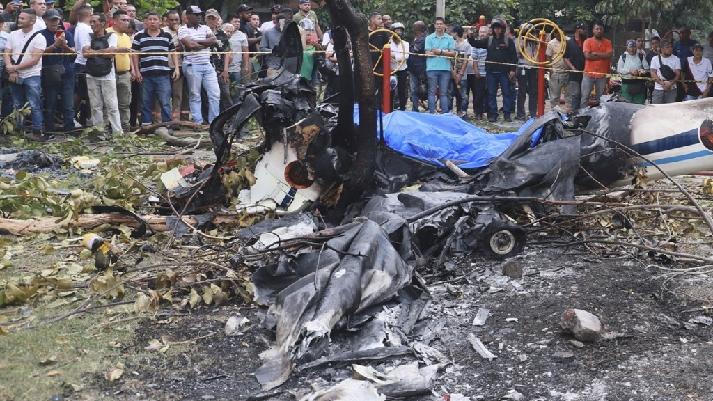 plane crash, plane crash in canada, plane crash in biritsh columbia,