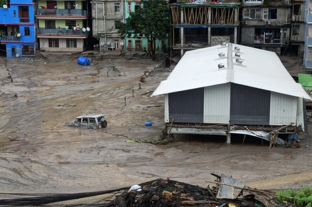 Around 3000 people have been stranded in Lachen and Lachung. The state government has set up 18 relief camps at different locations including Singtam, Rangpo, Dikchu and Adarsh Gaon. (PTI Photo)