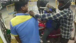 Delhi: Bike-borne miscreants rob petrol pump attendant of Rs 12,000 at gunpoint - Watch Video
