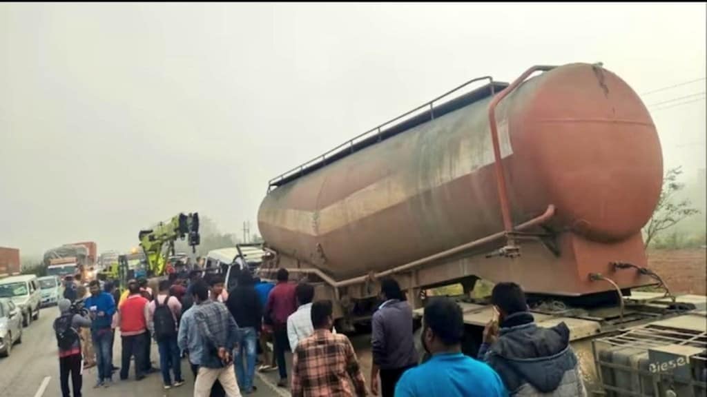13 killed in Karnataka's Chikkaballapur as car collides with tanker