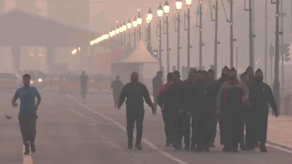 Delhi air quality continues to remain in 'poor' category, AQI at 249 Delhi air quality continues to remain in 'poor' category, AQI at 249