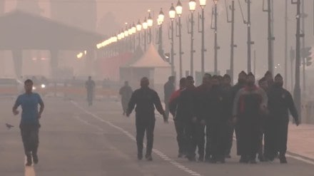 Delhi air quality continues to remain in 'poor' category, AQI at 249 Delhi air quality continues to remain in 'poor' category, AQI at 249