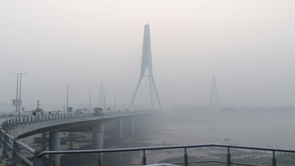 Delhi's air quality remains 'very poor' for third consecutive day, AQI at 347 Delhi's air quality remains 'very poor' for third consecutive day, AQI at 347