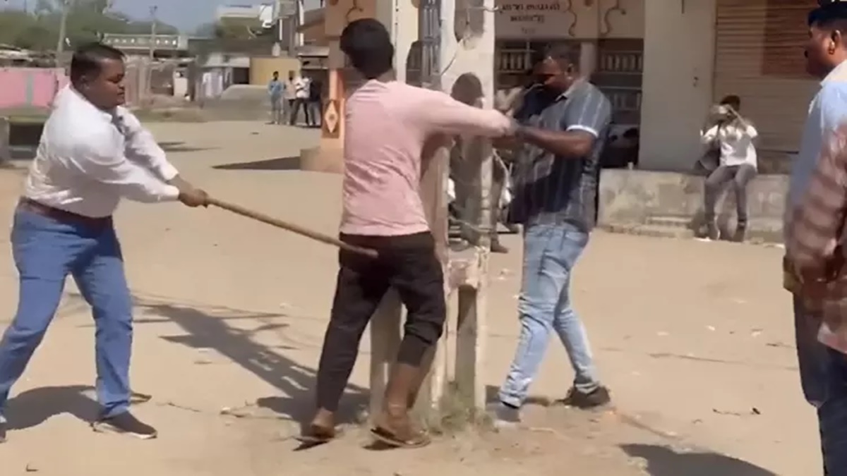 Gujarat HC initiates contempt proceedings against 4 policemen in Kheda flogging case Gujarat HC initiates contempt proceedings against 4 policemen in Kheda flogging case