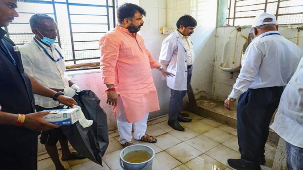 Nanded hospital deaths: Shiv Sena MP makes hospital dean clean filthy toilets - watch video Nanded hospital deaths: Shiv Sena MP makes hospital dean clean filthy toilets - watch video
