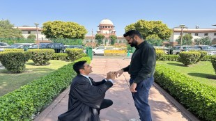 Gay couple get engaged in front of Supreme Court day after same-sex marriage verdict