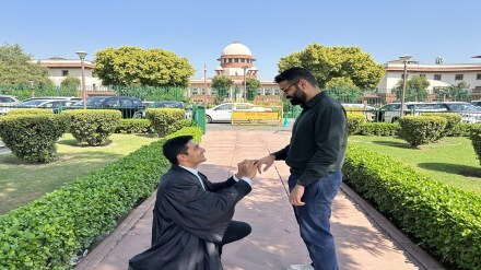 Gay couple get engaged in front of Supreme Court day after same-sex marriage verdict