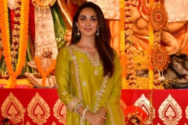 Kiara Advani looks breathtaking in a lemon green suit as she arrives at Durga Puja Pandal in Mumbai. (Photo: Twitter)