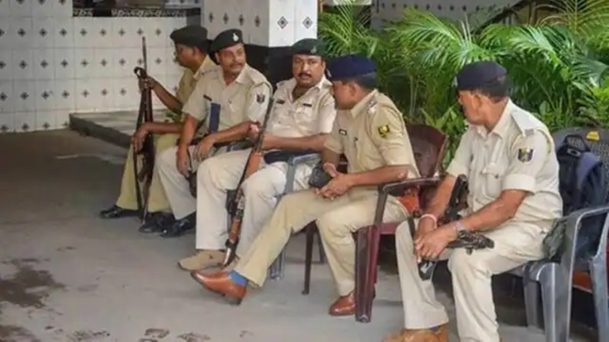 Bihar: Three policemen suspended for disposing accident victim's body parts in Muzaffarpur canal Bihar: Three policemen suspended for disposing accident victim's body parts in Muzaffarpur canal