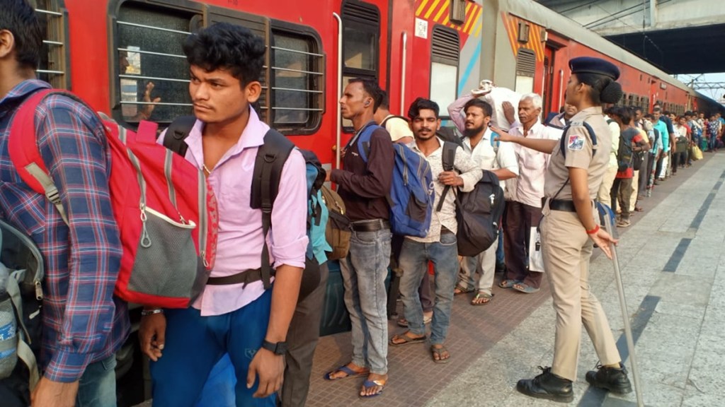 Northern Railway bans platform ticket sales, new delhi platform ticket sales, platform ticket sales at new delhi, anand vihar terminal, anand vihar platform ticket, festival special train, indian railways,