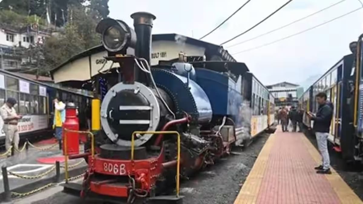 Darjeeling Himalayan Railway, Darjeeling Himalayan Railway train operations, Darjeeling Himalayan Railway train services, Darjeeling Himalayan Railway joy ride trains, Darjeeling Himalayan Railway route, Darjeeling Himalayan Railway rail link,
