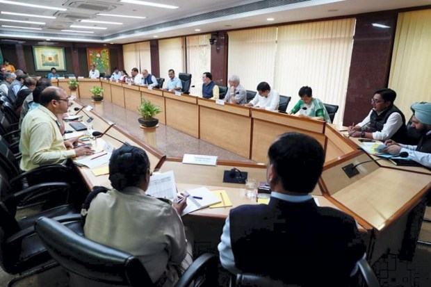 The 24-hour average Air Quality Index (AQI), recorded at 4 pm every day, worsened from 415 on Saturday to 454 on Sunday, prompting the Centre to implement all emergency measures mandated under the final Stage IV of its air pollution control plan called the Graded Response Action Plan (GRAP).(PTI photo)