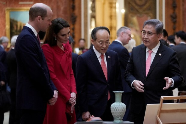 Britain's Prince William and Catherine, Princess of Wales, South Korea's Deputy Prime Minister Minister Choo Kyung-ho and South Korea Foreign Minister Park Jin look at a display of Korean items from the Royal Collection, inside Buckingham Palace in London. (Reuters Photo)