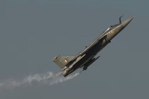 An Indian Air Force HAL Tejas flies at the Dubai Air Show in Dubai, United Arab Emirates.(AP)