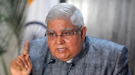 Vice President compares PM Modi to Mahatma Gandhi, Congress says 'shameful'