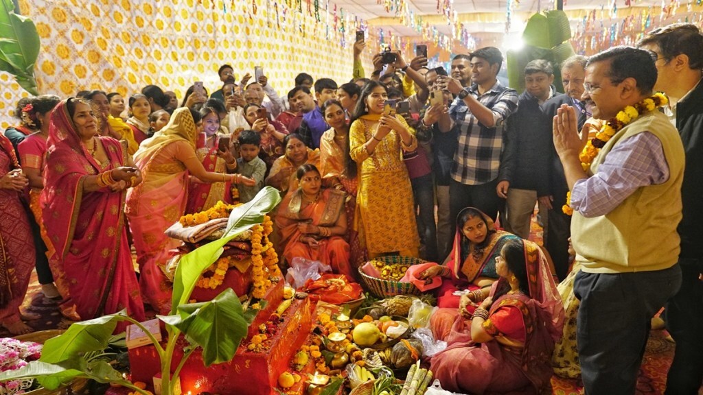 Arvind Kejriwal offers prayers on Chhath Puja in his New Delhi constituency